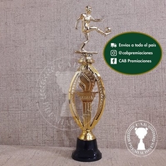 Trofeo plástico fútbol pateando - Ovalado BN - - CAB Premiaciones