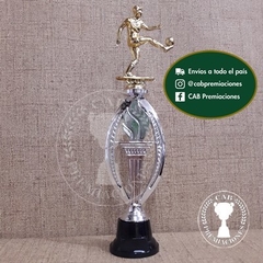 Trofeo plástico fútbol pateando - Ovalado BN - - tienda online