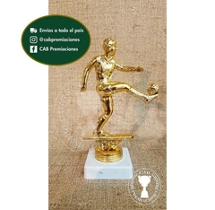 Trofeo souvenir fútbol pateando - BB