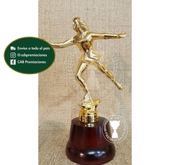 Trofeo Souvenir patín artístico patinadora en base de madera