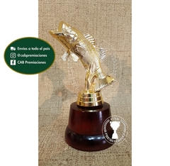 Trofeo Souvenir pesca surubí en base de madera