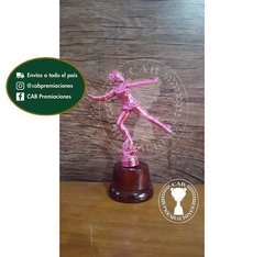 Trofeo Souvenir patín artístico patinadora fucsia en base de madera