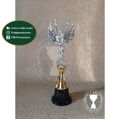 Trofeo Souvenir triunfo alado mediano plateado standard c/col baja en BN