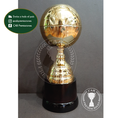 Trofeo copa pelota metálica dorada en base de madera