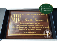 Plaqueta de madera personalizada con grabado láser y pintado manual en dorado - comprar online