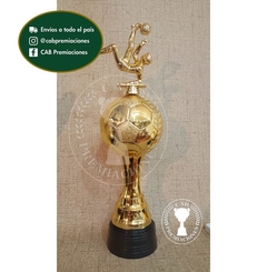 Trofeo copa pelota plástica con jugador/a en base plástica - CAB Premiaciones