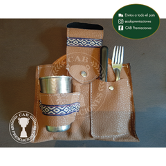 Set tabla con cubiertos y vaso en estuche - comprar online