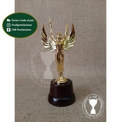 Trofeo Souvenir triunfo alado mediano standard en base de madera