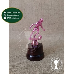 Trofeo Souvenir fútbol femenino pequeño fucsia en base de madera