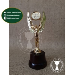 Trofeo Souvenir alado honor al mérito standard en base de madera