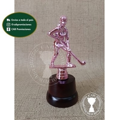 Trofeo Souvenir hockey femenino fucsia en base de madera