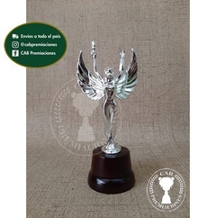 Trofeo Souvenir triunfo alado mediano plateado standard en base de madera