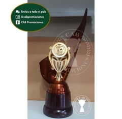 Trofeo metálico c/ figura poker plás. BM - Envolvente -