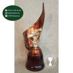 Trofeo metálico c/ figura pesca dorado plás. BM - Envolvente -