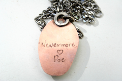 Dije "Nevermore" en alpaca y cobre con onix negro - Al cubo Joyas