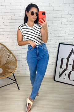 CALÇA MOM JEANS - HELLO, MARIA!  Lojas de Roupa Feminina - Blusas - Camisas - Shorts - T-Shirts - Saias - Vestidos - Calças - Hellomaria - Aproveite pra Economizar E Garantir os Looks que São Tendência da Moda. Corre pro Site. As Últimas Novidades da Moda Feminina. Acesse 