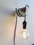 Luminária de madeira para parede com fio preto revestido de tecido, soquete com chave, graveto design