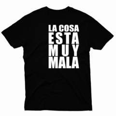 Remera Unisex Manga Corta LA COSA ESTÁ MUY MALA 01