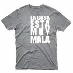 Remera Unisex Manga Corta LA COSA ESTÁ MUY MALA 01 en internet