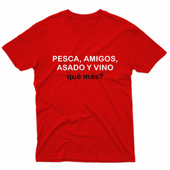 Remera Unisex Manga Corta PESCA AMIGOS ASADO VINO 01 - Wildshirts