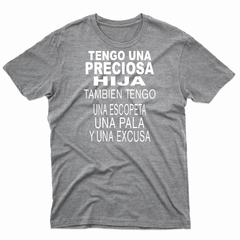 Remera Unisex Manga Corta TENGO UNA PRECIOSA HIJA 01 en internet