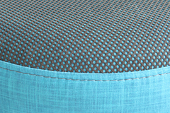 Detalle del asiento en tela tipo malla gris