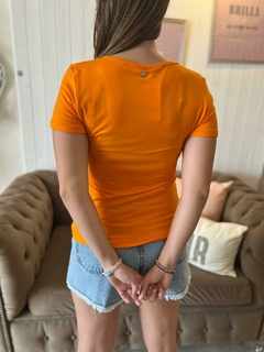 REMERA TSHIRT 70 NARANJA en internet