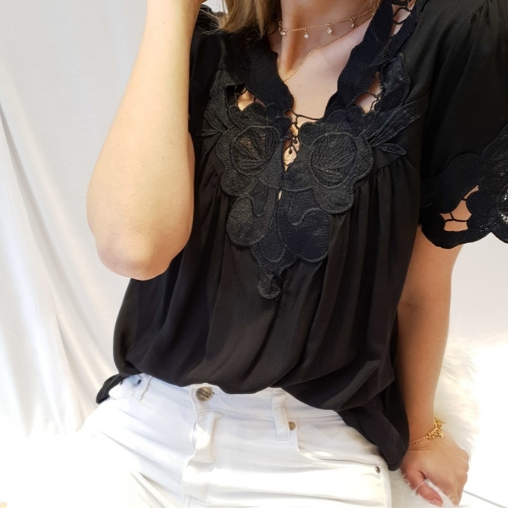 Blusa negra fashion con encaje