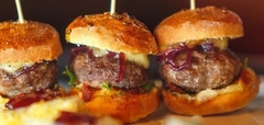 MINI BURGERS CON QUESO CHEDDAR Y BACON