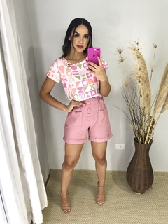 SHORT FEMININO CINTURA ALTA BOTÕES DE ENFEITE ROSA