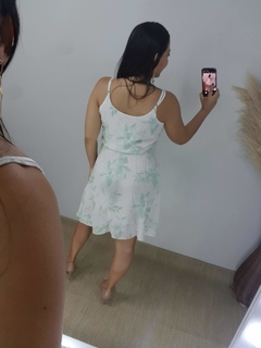 VESTIDO CURTO CHIFFON OFF ESTAMPADO FOLHAS VERDES na internet