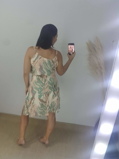 VESTIDO CURTO CHIFFON BEGE ESTAMPADO FOLHAS MARROM na internet