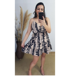 VESTIDO CURTO DECOTE TRANSPASSADO ESTAMPA GEOMETRICA BEGE - comprar online