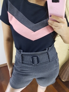 CONJUNTO BLUSA + SHORT EM MALHA CREPE PRETO COM ROSA - comprar online