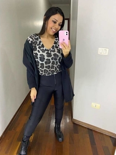 BLUSA FEMININA PODRINHA ESTAMPADA ONÇA PRETA ANIMAL PRINT