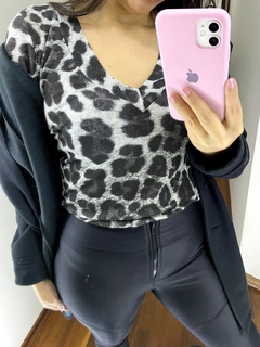 BLUSA FEMININA PODRINHA ESTAMPADA ONÇA PRETA ANIMAL PRINT - comprar online