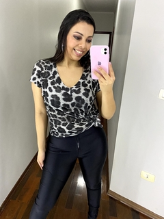 Imagem do BLUSA FEMININA PODRINHA ESTAMPADA ONÇA PRETA ANIMAL PRINT