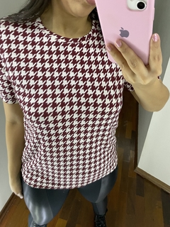 BLUSA T-SHIRT FEMININA PIED DE POULE MARSALA COM BRANCO na internet