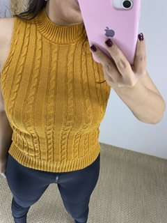 BLUSA REGATA FEMININA GARRAFINHA TRICOT TRANÇADA GOLA ALTA MOSTARDA na internet