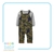 Jardineira camuflada com blusa