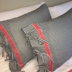 Fronha Xadrez Preta Detalhe Poa Vermelho - Algodão - Feito a Mão - 66x49cm - Cama, mesa, banho, decoração de casa, artesanato, tecidos de algodão.