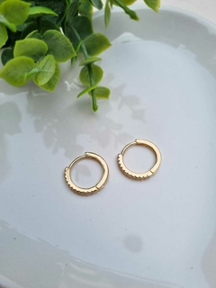 Brinco Argolinha Cravejada Microzircônias Incolor G Banho de Ouro 18K