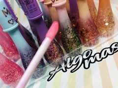 BRILLO LABIAL GLITTER FORMA BOTELLITA en internet