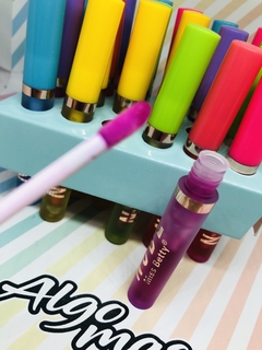 BRILLO LABIAL CAMBIA COLOR MISS BETTY en internet