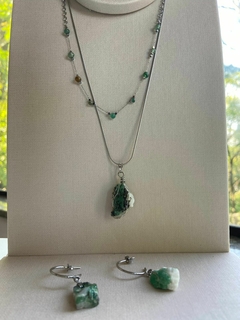 Mix Cristais VERDES: Conjunto Duo Colar com Brincos, Mini Quartzos Verdes Rolados + Esmeraldas Brutas - Águas de São Pedro