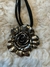 COLLAR FLOR C/TIRAS NEGRAS