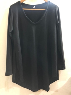 REMERA LANILLA ESCOTE EN V NEGRA