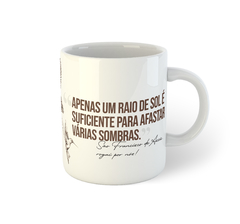 São Francisco de Assis (Apenas um raio de sol é suficiente para afastar várias sombras) | Caneca de porcelana - comprar online