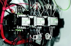 Banco Automático De Capacitores 100 kVAR Schneider ARLEV100 incluye TI 500/5A - ACCURAXY SAS