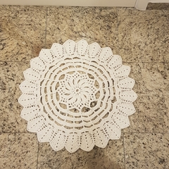 Tapete em crochê pequeno e charmoso... Flor que encanta! 61 cm de diâmetro na internet